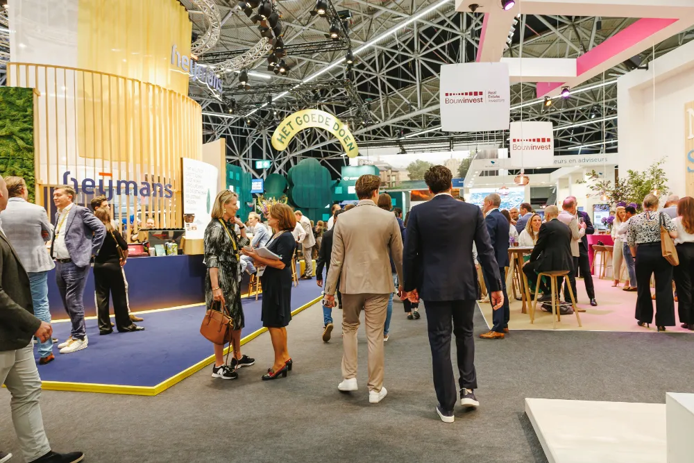 Provada, beursvloer met bezoekers